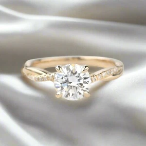 Anillo de compromiso de moissanita de corte redondo de 1 quilate, en vermiel de oro amarillo - Imagen 1 de 3