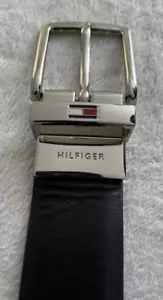 Cinturón de cuero sintético para hombre Tommy Hilfiger talla 26-28 con hebilla plateada con logotipo - Imagen 1 de 6
