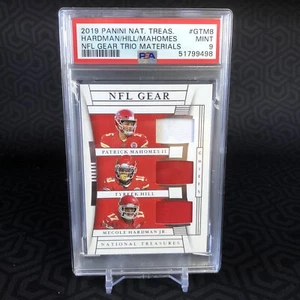 99/99 2019 National Treasures Mahomes Hill Hardman NFL Gear Trios PSA 9 como nuevo - Imagen 1 de 3
