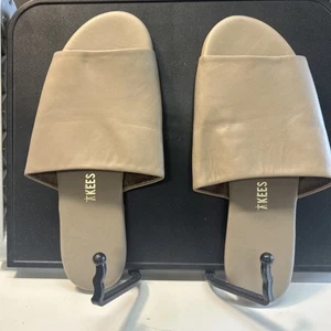 TKEES Elle Sandals Brazilian Leather Color: Taupe New 7 Lot 21 - Picture 1 of 3