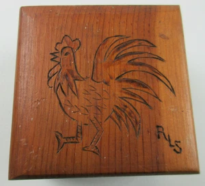 Kleine Schmuckschatulle aus Holz mit graviertem Hahn oben drauf. RLS - Bild 1 von 5