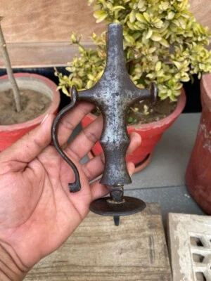 Antigua figura de león forjada a mano de hierro guardia espada india empuñadura mango  Foto 1 de 4