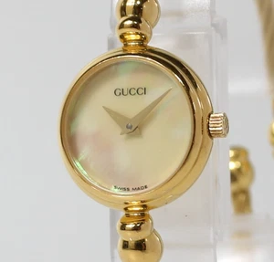 [Casi COMO NUEVO] Reloj de cuarzo vintage GUCCI 2700,2 L esfera concha brazalete dorado para mujer - Imagen 1 de 17