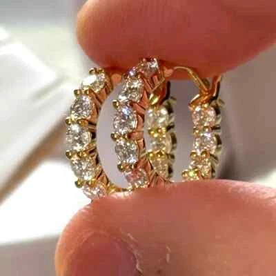 Pendientes de clip Huggie Hoop de 2 quilates de corte redondo creados en laboratorio chapados en oro amarillo de 14 quilates Foto 1 de 4