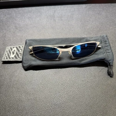 Gafas de sol Oakley Software de colección con alambre cuadrado marco plateado lentes azules Y2K años 90’s Foto 1 de 4