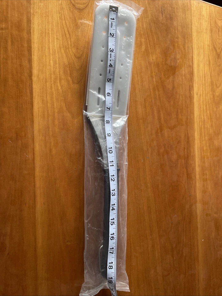 Pampered chef BBQ Slotted flexible Turner W/cover, 19” #2694 - Image 1 of 4