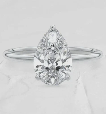 Solitario moissanita corte pera de 2,13 quilates en plata de ley .925 talla 8,75 Foto 1 de 4