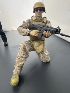 Zwei 12" Militär und SWAT 1/6 Actionfiguren, plus extra Ausrüstung und Zubehör. - Bild 1 von 23