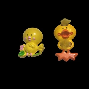 Lotto di 2 gelati profumati vintage Avon Chicken Little 1975 spilla pal - Foto 1 di 4