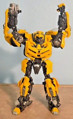 MPM-3 BUMBLEBEE Transformers Masterpiece Movie Series Exclusive (missing hand) - Image 1 of 4