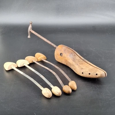 Estirador de árbol de zapatos de madera y 2 juegos de árboles de zapatos para damas de colección Foto 1 de 3