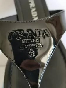 PRAD A ICONIC Negro Charol PLATEADO Logo PISCINA CHANCLAS CHANCLAS TANGAS UE 35.5 LOVE SHOES - Imagen 1 de 6