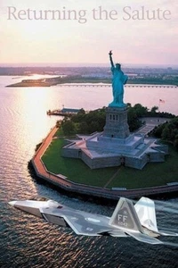 PÓSTER MILITAR F-22 RAPTOR REGRESANDO SALUDO A LA ESTATUA DE LA LIBERTAD ~ 24x36 - Imagen 1 de 1