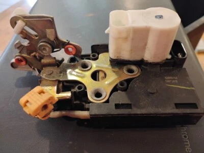 2003-2006 Chevrolet Tahoe Rear Left Side Door Door Lock Actuator 16872415 y29 - Image 1 of 4