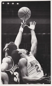TYPE 1: 1981 Press Photo NBA Lakers Kareem Abdul-Jabbar .v. Rockets Moses Malone - Picture 1 of 2