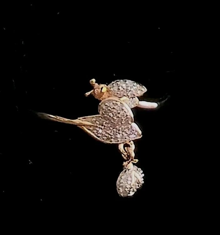 10 ct. t.w. Anillo con dije de diamantes Ladybug y hoja en oro de 18kt sobre ley. Talla 8 Foto 1 de 4