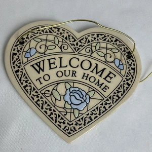 Placa de puerta de pared Trinity Pottery en forma de corazón Bienvenido a nuestro hogar hecha a mano EE. UU. - Imagen 1 de 7