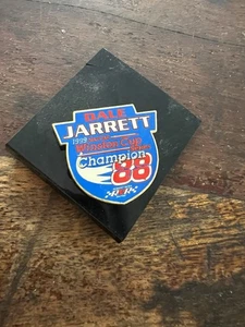 DALE JARRETT 1999 WINSTON CUP CHAMPION LOGO NASCAR RACING HUTNADEL ANSTECKNADEL - Bild 1 von 1