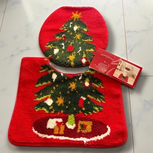 WonderShop Set Tappeto Bagno Contorno Albero di Natale e Coperchio Rosso Verde Nuovo - Foto 1 di 7