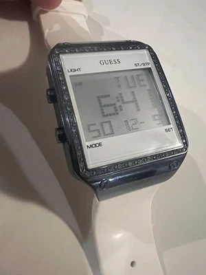 Цифровые часы Guess U0700L3 с белым ремешком и акцентами из синих кристаллов - Изображение 1 из 4