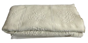 Martha Stewart Embroidered Matelasse Scalloped Bedspread / Coverlet Butter Twin - Picture 1 of 11