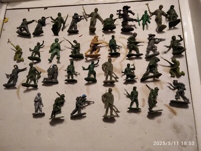 LOTTO SOLDATINI MILITARI 1/32- ANNI'70- LIDO-BARAVELLI-CO.MA-HONG KONG-CANE' - Immagine 1 di 4