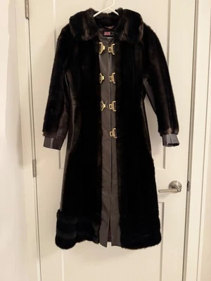 Casaco longo vintage feito na Inglaterra pele sintética e couro marrom escuro com fechos dourados ornamentados - Imagem 1 de 4