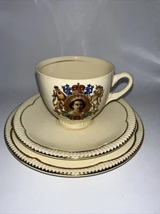 CLARICE CLIFF NEWPORT KERAMIK TEETASSE TRIO QUEEN ELIZABETH II 1953 KRÖNUNG - Bild 1 von 13