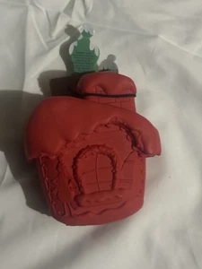 Casa de pan de jengibre rojo Super Chewer Navidad juguete perro corteza - Imagen 1 de 3