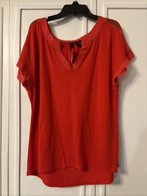 ¡NUEVO CON ETIQUETAS! Blusa roja rosada New Directions con escote en V talla PM Foto 1 de 3