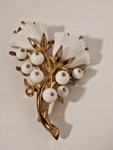 1953 CROWN TRIFARI PHILIPPE 'BEAU BELLES' MILK GLASS DOUBLE FLOWER BROOCH BOOK - Picture 1 of 6