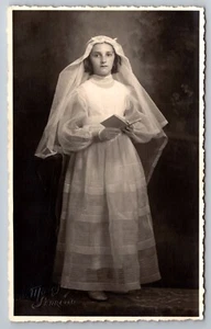 RPPC Mädchen im Erstkommunionkleid hält Bibel ausländische Postkarte - Bild 1 von 2