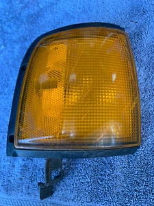 88-95 Isuzu truck Parking / Turn Signal Lamp Assembly used right/passenger side - Bild 1 von 10
