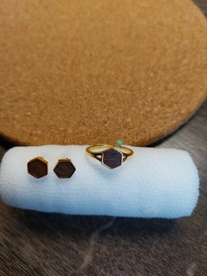 Ring und Ohrstecker mit einem Holzkern - Bild 1 von 4