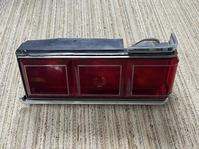 Conjunto de luces traseras derecha Chrysler LeBaron Foto 1 de 4