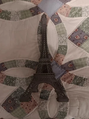 Model Eiffel Tower - Image 1 of 3