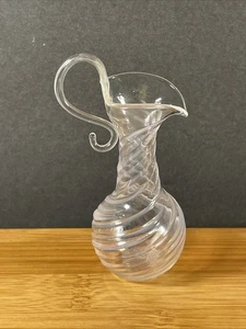 Jarrón pequeño vintage miniatura soplado a mano jarra 3 1/2” azul claro remolino. - Imagen 1 de 4