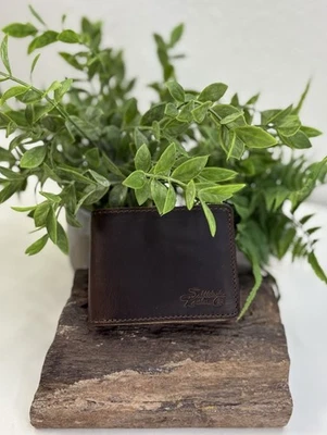 CARTERA DE IDENTIFICACIÓN PLEGABLE de cuero Saddleback 4 3/8" x 3 7/16" x 1/2" marrón café oscuro Foto 1 de 4