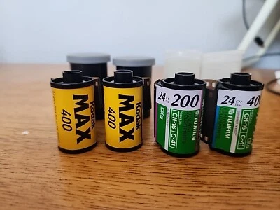 Cuatro rollos de película a color de Kodak y Fuji, con un formato de película de 35 mm/135 P Foto 1 de 4