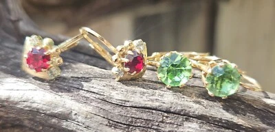 Lote de 2 pendientes chapados en oro (rubí y esmeralda circonita cúbica) - seminuevos Foto 1 de 4