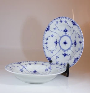 2 tiefe Teller #566 - blau geriffelt - Royal Copenhagen - Halbspitze - 1:. Qualität - Bild 1 von 5