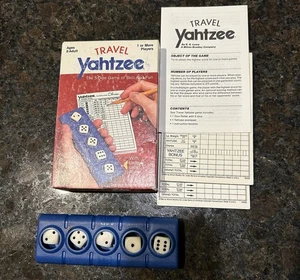 Vintage 1984 Milton Bradley Travel YAHTZEE Mini Size Würfelspiel komplett Box Spaß! - Bild 1 von 9