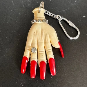 Nuevo Novedad Llavero de Mano Uñas Rojas Estrás Pulsera Anillo Cartera Dije - Imagen 1 de 6