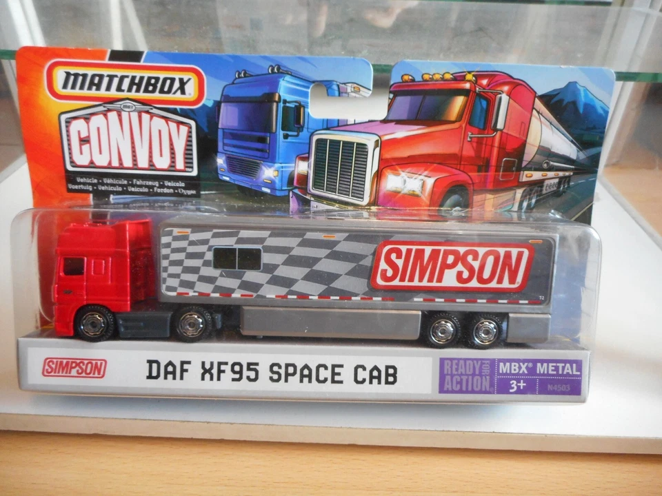 Matchbox Convoy Daf XF95 Space Cab "Simpson" in rot/grau auf BLister - Bild 1 von 1