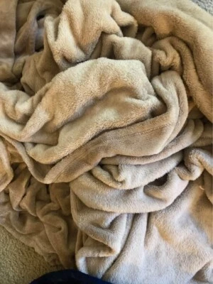 Edredón de satén Ralph Lauren azul marino King Argyle con acogedora manta difusa bronceada Foto 1 de 4