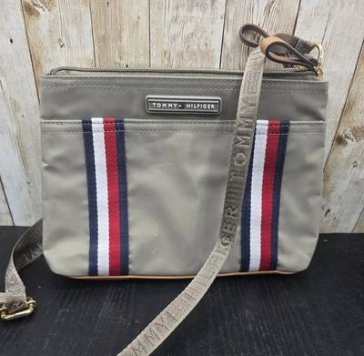 Bolso Bandolera Tommy Hilfiger Spellout Beige Nylon Correa Ajustable 7"x10" Nuevo sin Etiquetas Foto 1 de 4