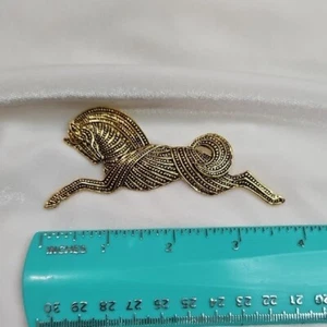 Goldfarbene Vintage Stil Pferd Brosche Retro Stil Anstecknadel Unikat Römer Stil Unisex - Bild 1 von 6