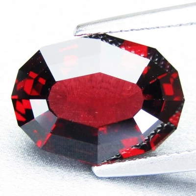 Encantadora gema de corte personalizado ovalada de lujo granate almandino color rojo natural de 5,84 quilates Foto 1 de 4
