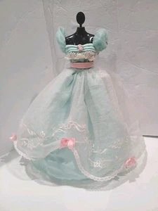 Vestido Barbie Collectibles Deseos de Cumpleaños AzulVerde Rosa Lazos Solo 1999 - Imagen 1 de 12