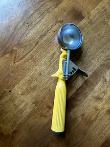 SYSCOWARE ICE CREAM SCOOP / YELLOW HANDLE ITEM # 4338794 USA QUALITY !! - Picture 1 of 2